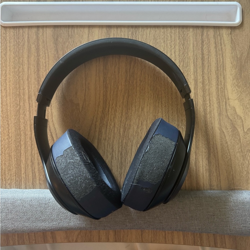 Beats Studio Pro Iconic Sound - Navy and black - GUC & FREE SHIPPING!!